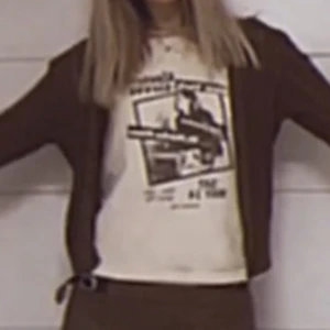 T-shirt från Brandy - Beige och brunt tryck 