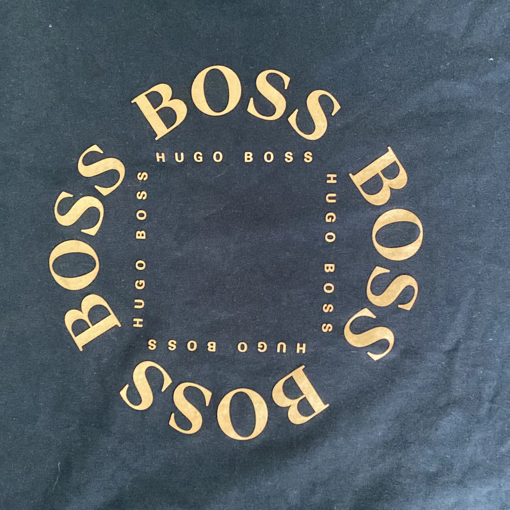 Säljer nu min sparsamt använda Hugo boss tröja. Storlek 16M du står för frakten. Vid frågor skriv bara. . T-shirts.