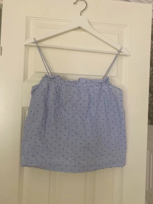 Söt kort top - Söt boxig och prickig blå top från hm 💙