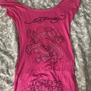 Ed hardy off shoulder topp - Jättesöt ed hardy topp i rosa med rhinestones  ❤️OBS INTRESSEKOLL❤️