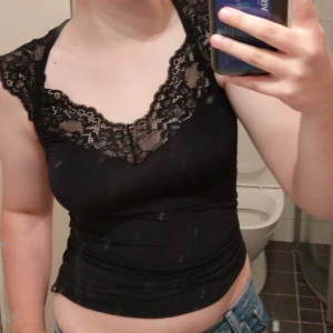 svart topp - sitter tight men skönt, endast använd fåtal gånger och i gått skick. skicka dm för fler bilder❤️