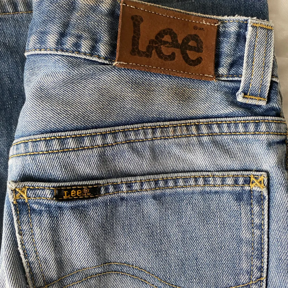 Säljer dessa jättefina Lee byxor i modellen Fender (bootcut) pga att de är för stora för mig. Har lite brun missfärgning under Lee märket men annars är de i fint skick. Är uppskattningsvis 30/32 . Midjemått 76cm. Pris kan diskuteras vid snabb affär 😊❤️. Farkut & Housut.