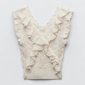 topp - säljer min super söta topp ifrån zara som inte kommit till andvändning. kontakta för övriga frågor eller fler bilder!