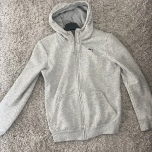 Puma hoodie  - Perfekt tröja att träna i. Använd väldigt få tal gånger endast på träning. Storlek S men passar xs , kom privat för frågor 🥰