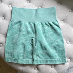 Nvgtn - Nvgtn Camo shorts i storlek S, färgen Sage green. Använda två ggr, utan skavanker.