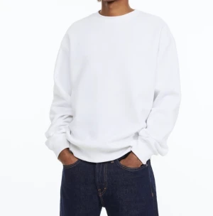 Tröja vit herr basic - Vit tröja i storlek M. Relaxed fit så sitter som på bild. Fluffig och mysig material på insidan. Basic plagg som alla måste ha i din garderob.Fraktas eller möts upp i Norrköping/ Stockholm. 