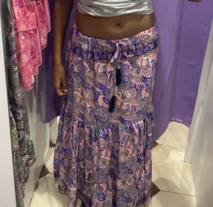 Långkjol/ maxikjol - Säljer denna långkjol/maxikjol som är helt underbar!!💞 Den är så somrig och har inga defekter. Den är aldrig andvänd eftersom jag inte tyckte den passa mig😕 Den är köpt i Mallorca för 750 kr💞 Går därför inte att hitta i Sverige. Guld detaljer som glittar!