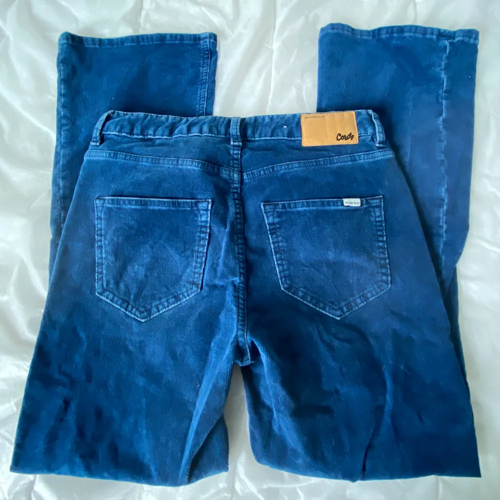 Jättefina bootcut Manchester byxor som endast används ett fåtal gånger. Storlek 26. Pris kan diskuteras vid snabb affär ☺️❤️. Farkut & Housut.
