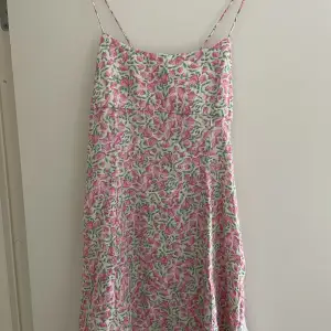 Supersöt blommig klänning från Zara, använd fåtal ggr, finns ett litet hål i sömmen vid ryggen❤️‍🔥❤️‍🔥❤️‍🔥L men sitter som S/M