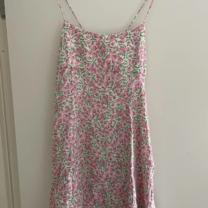 Somrig Zara klänning - Supersöt blommig klänning från Zara, använd fåtal ggr, finns ett litet hål i sömmen vid ryggen❤️‍🔥❤️‍🔥❤️‍🔥L men sitter som S/M