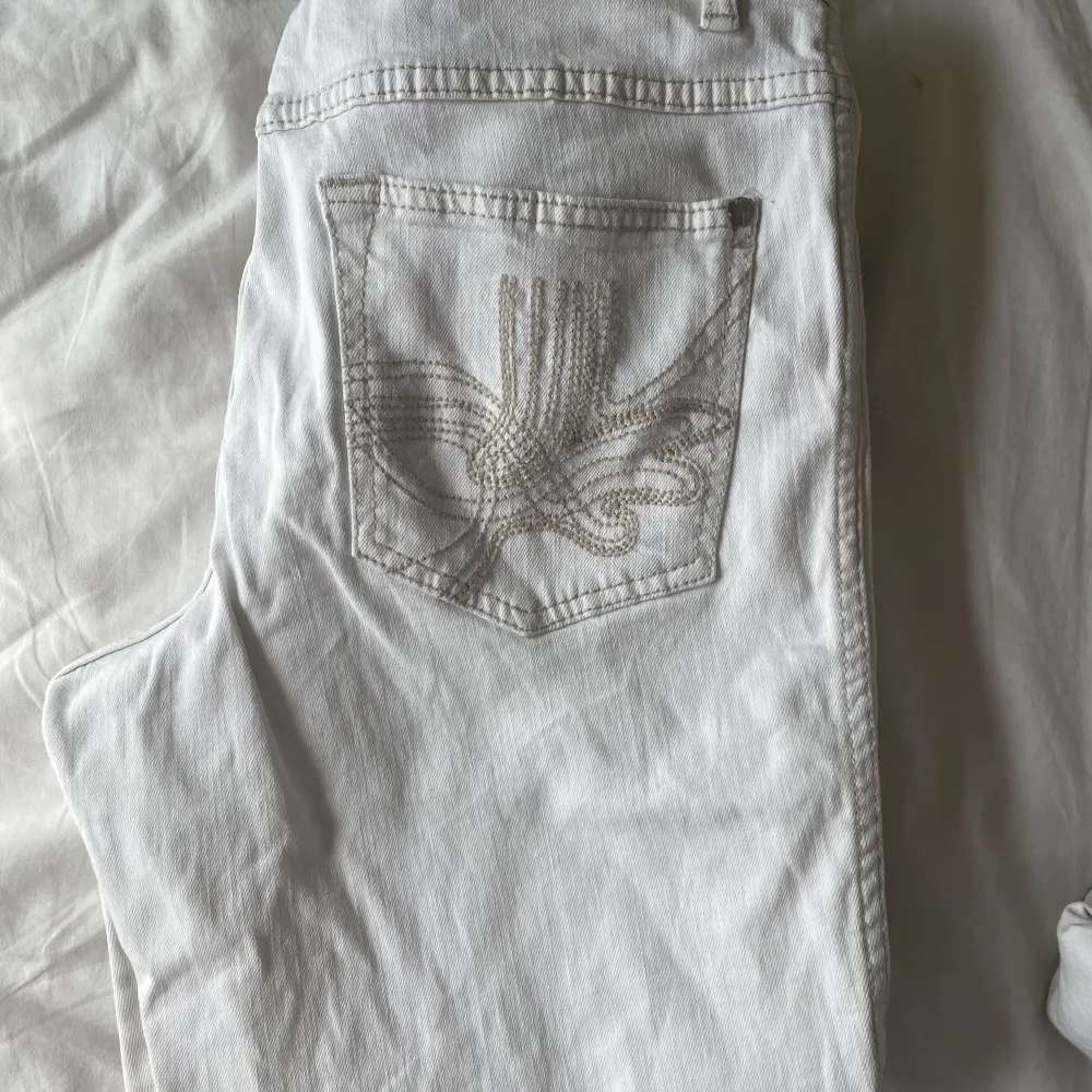 Superfina lågmidjade jeans köpt second hand. Storlek 42 men de är lite små i storleken då de sitter bra på mig som är 38 i storleken.🌸😇 rakpassform . Jeans & Byxor.