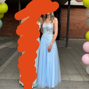 Balklänning JJ’s House - En underbar balklänning i en otroligt vacker ljusblå färg, endast använd en gång och är i nyskick🩷 Klänningen köptes för ungefär 2500kr i nypris. Jag är ca 170cm lång och klänningen var i perfekt längd för mig!  Pris kan diskuteras vid snabbt köp!