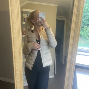 Jacka - Säljer nu denna fina trendiga jacka! Den är storlek xs och passar mig som är strl s perfekt! Bud börjar från 200kr! Hör av dig om du har frågor💕