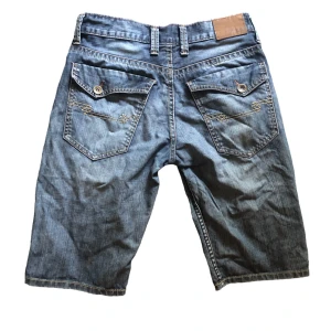 Y2k shorts - Säljer dessa jortsen som är i bra skick. Jag vet inte vad för size det är men skulle säga size S. Skriva privat för fler frågor.