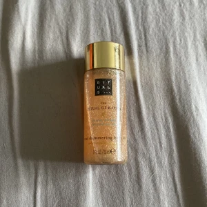 Body oil och highlighter - Olja för kroppen med glitter/skimmer i, jätte fin att ha som highlighter på t.ex nyckelbenen och liknande. Luktar jättefräscht och gott, ca 90% kvar i flaskan. Kom privat för fler bilder och frågor!💕