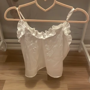 Satin Pyjamas-set  - Hej jag säljer detta fina pyjamas-set i satin tyg!🥰Väldigt skönt och fint!☺️Men korta shorts🫶