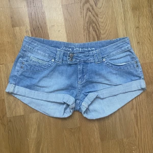 Lågmidjade jeansshorts - Säljer dessa lågmidjade jeansshorts med snygg ljusblå wash!🤩Köpta secondhand men aldrig använda. Står ingen storlek men passar för M och midjemåttet är 88cm. 