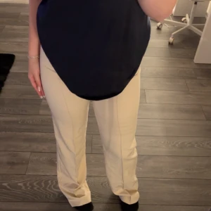 Kostymbyxor  - Säljer dessa byxor från Madlady (endast använda 1 gång)Jag har storlek 36-Regular💙Hör av dig om du har frågor eller funderingar💙