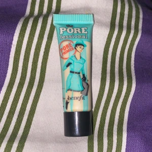 Benefit primer - Säljer denna mini primer. då jag aldrig använder denna 80% kvar om inte mer. Frakt spårbart 29kr och inte spårbart 15kr