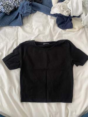 Basic svart croppad t-shirt från zara. Säljs då de sällan kommer till användning. 40kr+ frakt i storlek M💖