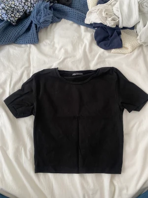 Croppad t-shirt - Basic svart croppad t-shirt från zara. Säljs då de sällan kommer till användning. 40kr+ frakt i storlek M💖