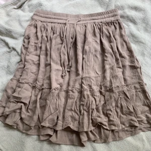 Kjol - Säljer min beiga kjol från only 💕
