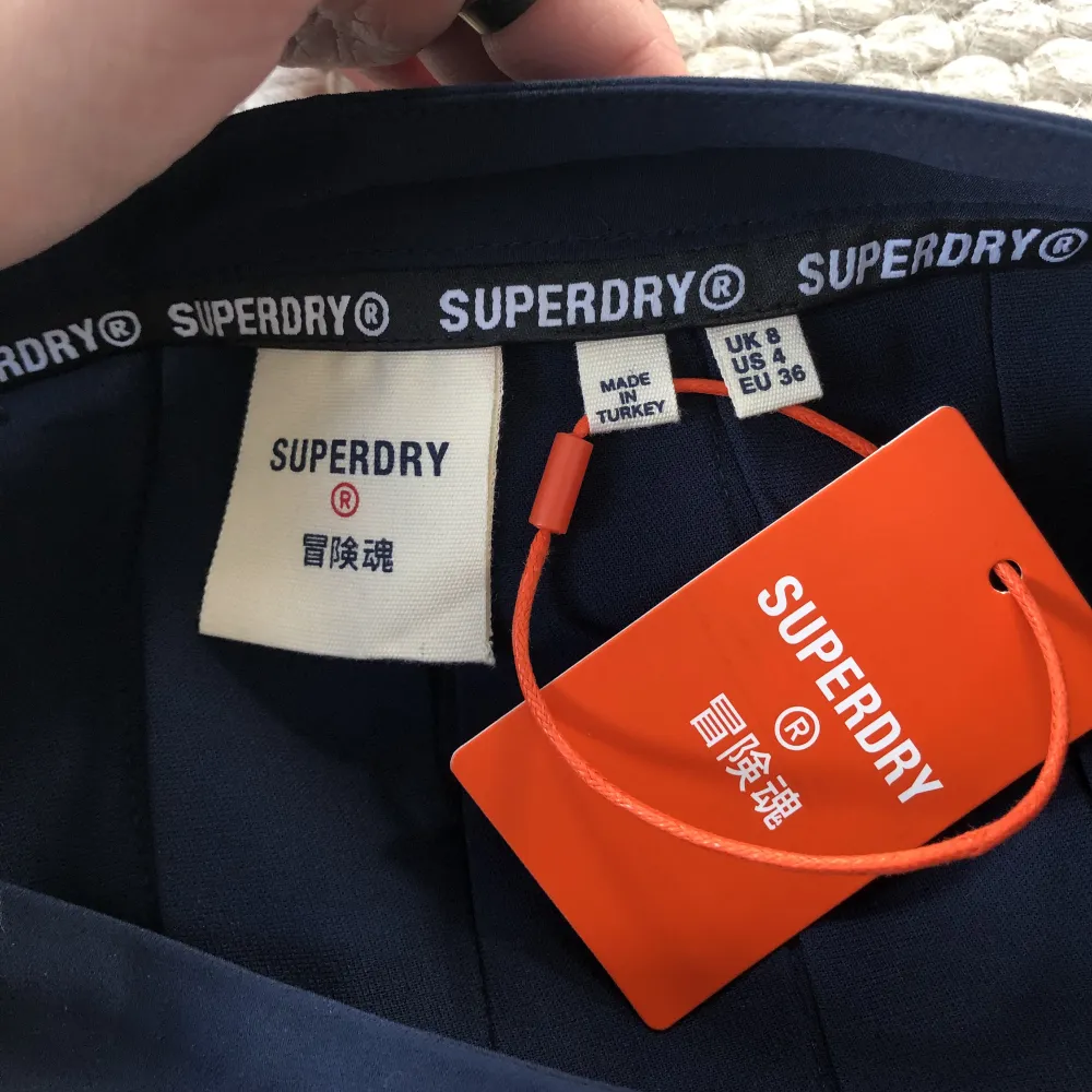 Just nu säljer jag Denhär mörkblåa tenniskjolen/ vanlig kjol från märket superdry då den vart för liten för mig. Storleken är S och kjolen är helt ny så den har bara provats en gång! Ny pris var 350kr❤️❤️❤️❤️hoppas ni vill köpa😍😍😍🫶🏼. Hameet.
