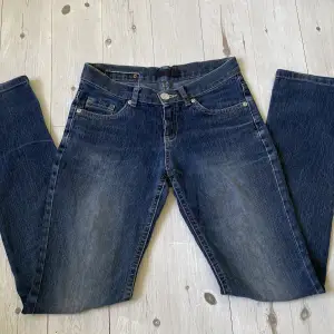 Säljer Lågmidjade jeans Detroit  Andvända fåtal ggr men inga tydliga defekter🫶🏻 pris kan diskuteras 😻