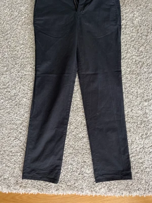 Hiltl Kostymbyxor  - Säljer EXTREMT billigt då jag reser bort på tisdag under en längre tid så skynda dig.  Hiltl byxor använda en gång utan att överdriva skick är alltså 11/10   Nypris 2k mitt pris 150kr  Passar M och L