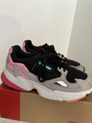 Adidas skor - Skor från Adidas, minns tyvärr inte vad modellen heter. Rengjorda men gråa mockan har fått smuts, går säkert att tvätta bort.   Otroligt bekväma. Storlek 37 1/3!  