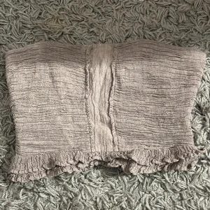 topp - söt sommar topp eller fest topp från zara. använd 1 gång och kommer aldrig till användning därav säljer jag den. storlek xs