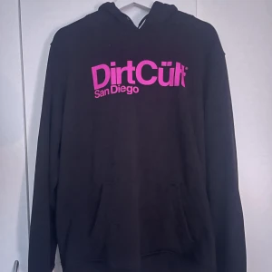 Hoodie  - Säljer en dirtcult hoodie. 🌸