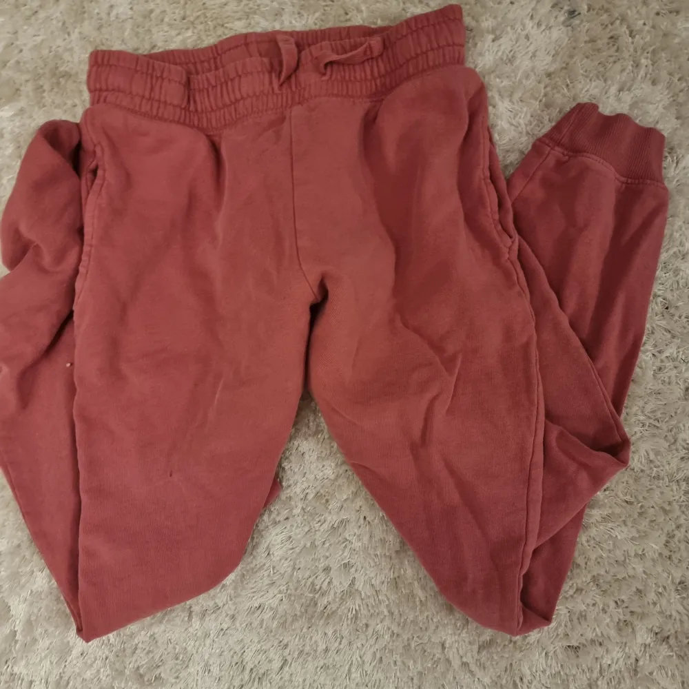 Röda mjukisbyxor från cubus. Jeans & Byxor.