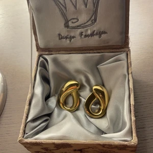 Edblad örhängen - Guldfärgade örhängen från Edblad✨köpta för 499 i butik🤍Aldrig använda🤍