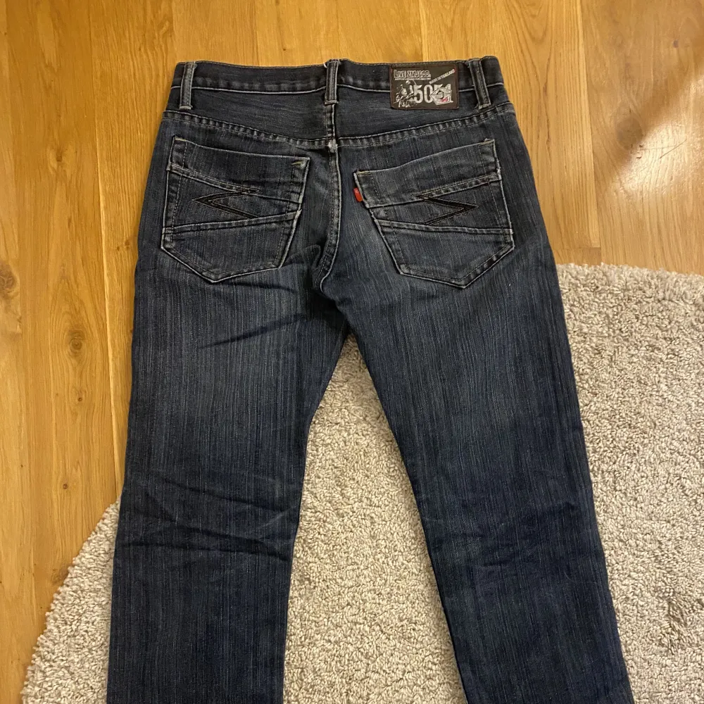 skitsnygga lowrise jeans i en mörkare wash❤️‍🔥. Jeans & Byxor.