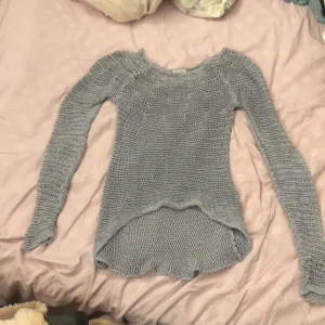 Stickad tröja från Hunkydory essentials stockholm - Fin stickad/virkad tröja som man ser igenom för att skapa layers på olika outfits! En tröja jag aldrig andvänt pga att den är förliten och därför säljer jag den! 
