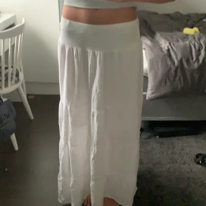 Lång vit kjol - Har haft den i bara en vecka och tycker inte att det är min stil!! Den passar jättebra på mig som är 165💕 man kan böja ner kjolen om den är för lång!!