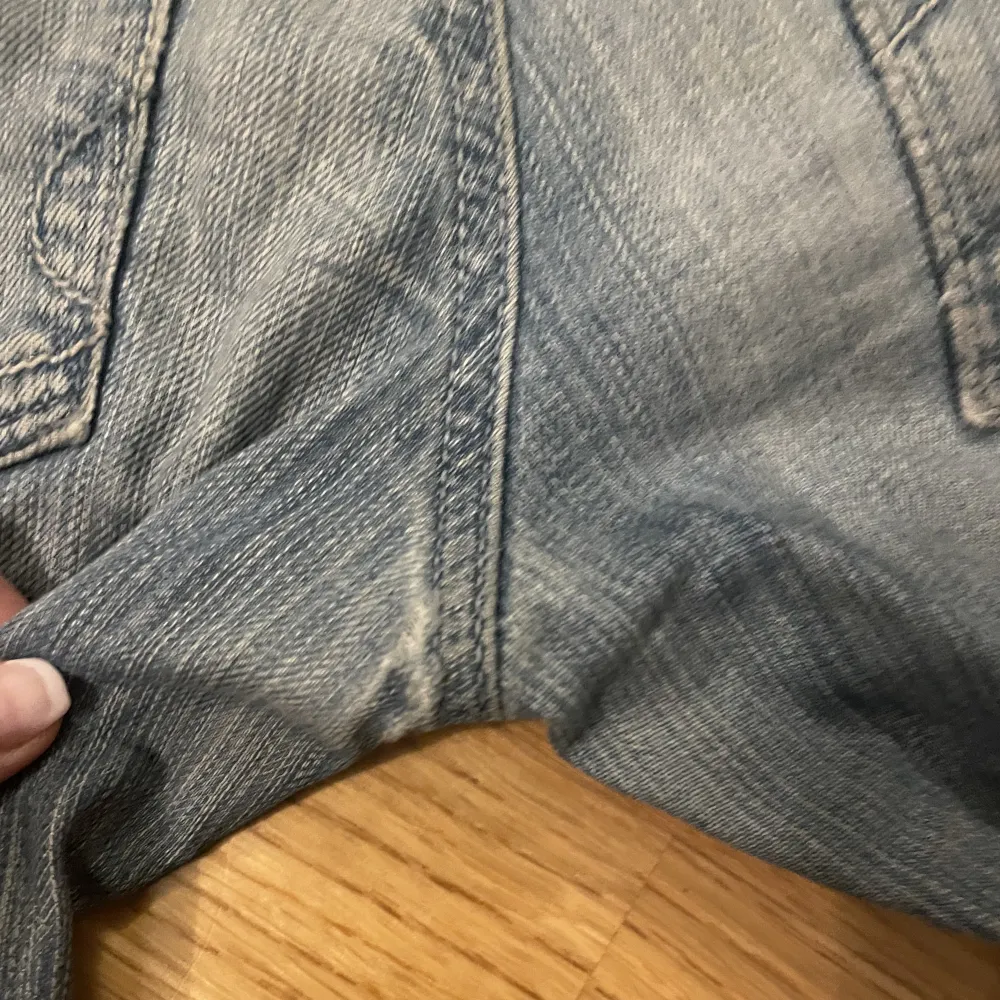 Köpta från plick för ca 1 år sen men nu har dom blivit för små för mig, bild från tidigare användre💗 jeansen har blivit lite slitna mellan benen (som ej syns när man har på byxorna) och lite trasiga längst ner (köparen står dör frakt. Jeans & Byxor.