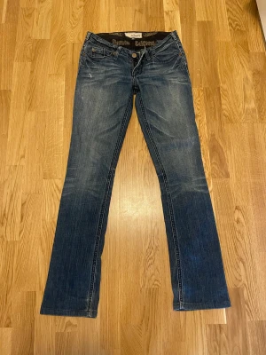 J & Company  Low Waist jeans  - Jeans från J & Company strl 26. Sparsamt använda. 