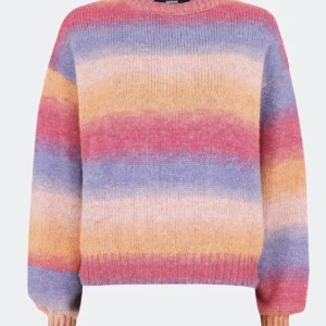 Randig tröja - Säljer denna supergulliga tröjan från bikbok som inte får så mycket användning !  Köparen står för frakten och det är bara att ställa frågor om ni har någon☺️  Finns inget pris satt i sten så ge gärna ett prisförslag💓