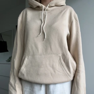 Beige Hoodie - Snygg beige hoodie från H&M/Divided i storlek M. Sparsamt använd. Skicka meddelande vid frågor😊