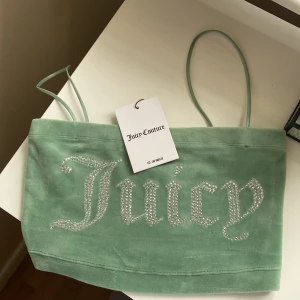 Juicy Couture  - Grön Juicy Couture topp. Äkta. Är perfekt till sommaren. Inga defekter. Helt ny, med lappen kvar.