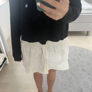 Zara kjol - Säljer denna populära zara kjolen i storlek xs som går att ha som topp också💗 den är använd en gång så är i bra skick🥰 nypris 400💕