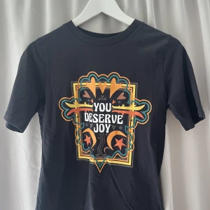 T-shirt från Gina tricot  - T-shirt med tryck 🖤🧡