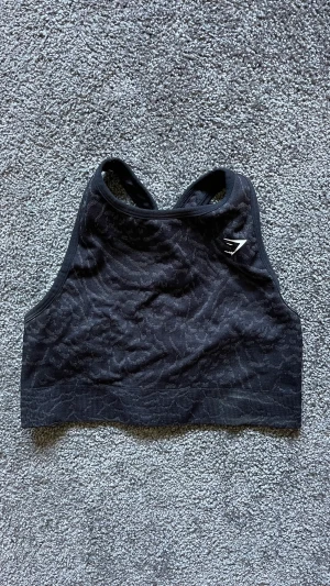 Gymshark sport-bh - Säljer min Gymshark Adapt Seamless sport-bh som även går att använda som topp. Använder inte längre och den är i väldigt bra skick. Bra stöd🦋