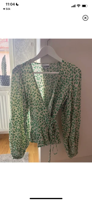 Ganni blus - Ganni blus som inte säljs längre 💚 Storlek 36, inköpt på NK för ca 1595kr. Sparsamt använd, enbart fåtal gånger💚