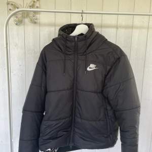 Snygg dunjacka från Nike. Superskön och varm.  Stor luva.  100% polyester 