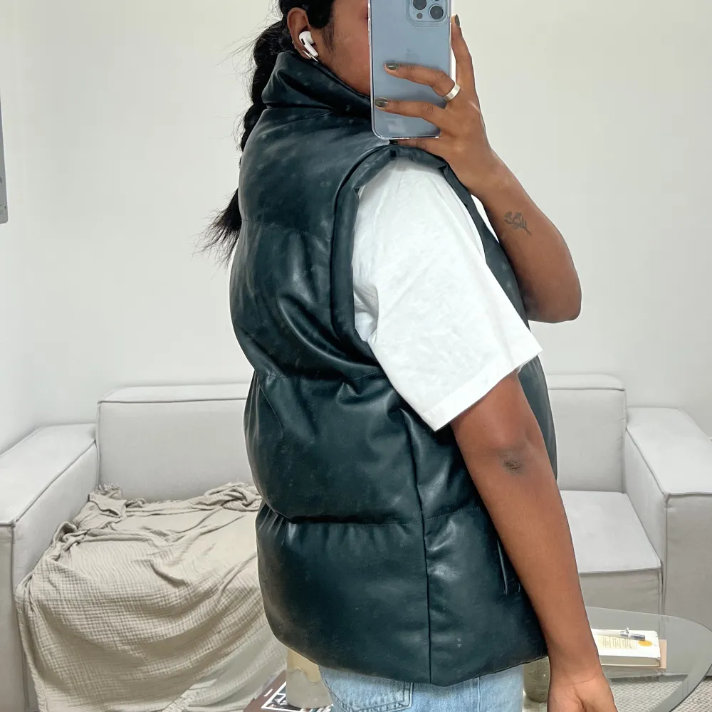 Oversized leather puffer vest, in good condition. Jackor.
