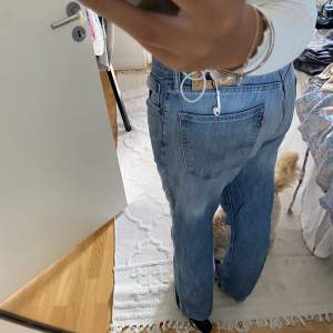 Vintage Levis jeans! Långa! (Jag är 183) 34 i längd jag bär oftast L/M (lite stora i midjan i och med att jag vill att de ska sitta lågmidjat 