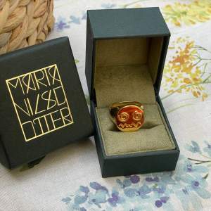 Superfin ring från Maria Nilsdotter ”overload” i guldplättrrat silver som aldrig använts då jag köpt fel storlek. Dom säljs inte längre men original pris :3095kr 🌟storlek 18mm